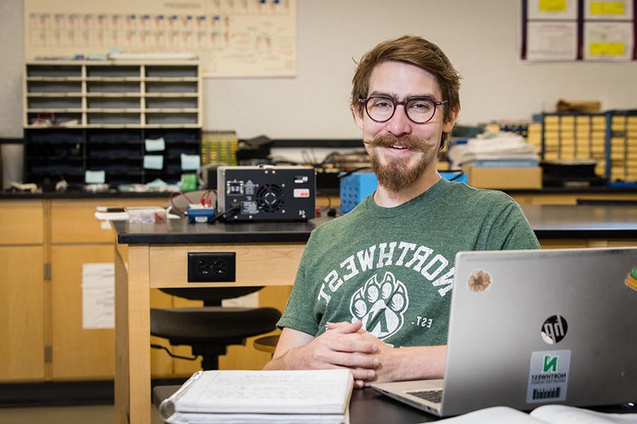 Matthew Wholey earned bachelor's degrees at Northwest in 计算机科学 和 强调数据科学的数学 before returning three years later to complete a third degree in 物理. (Photo by Lauren Adams/<a href='http://uv.securespirit.com/'>全国网赌正规平台</a>)
